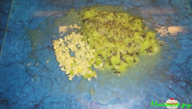 Моцарелла с помидором под соусом из киви