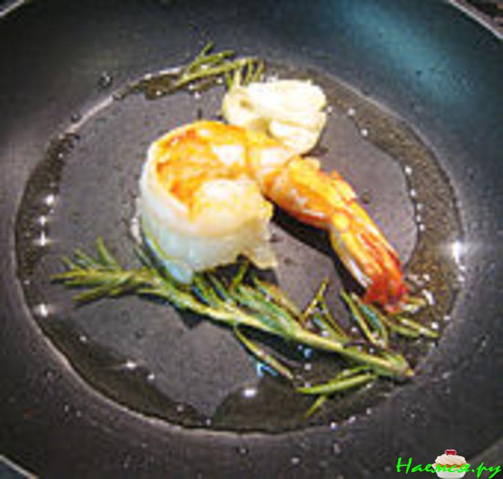 Башенки с фаршем, овощами и креветками