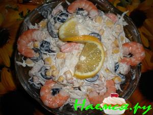 Салат с капустой и креветками