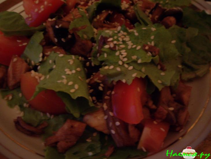 Салат с грибами и томатами