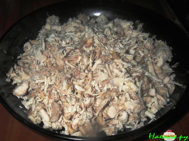 Куриный салат с опятами и заправкой из козьего сыра