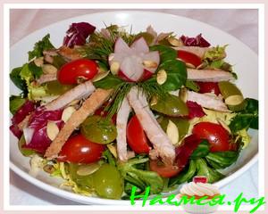 Вкусный салат с индейкой и фруктами