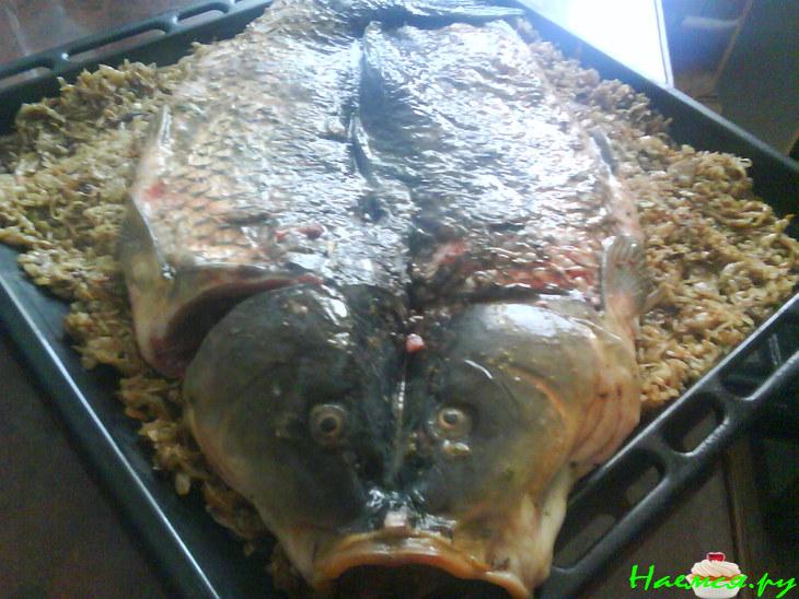 Карп "книжный" на подстилке из квашеной капусты