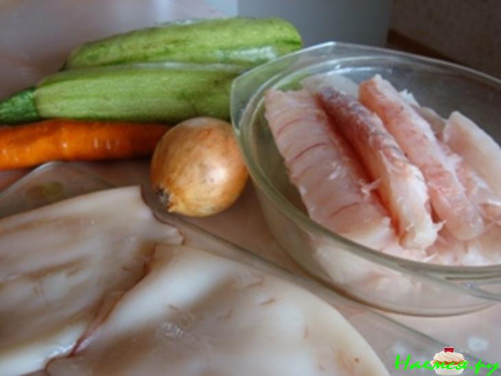 Запеканка с рыбой, кальмарами, овощами и рисом