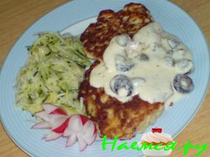 Рубленые котлеты из индейки со сметанно-маслиновым соусом