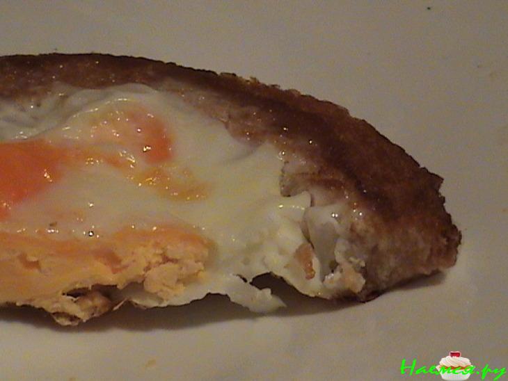 Яичница на кусочке батона