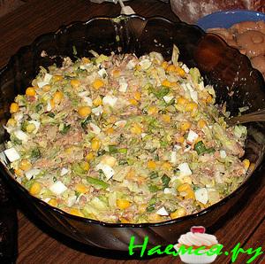Салат с тунцом и кукурузой