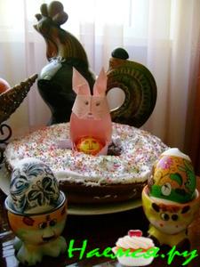 Кекс с пасхальным зайцом и крашенками