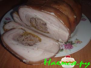 "Рулет из грудинки с мясной начинкой"