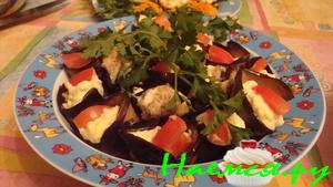 Баклажанные рулетики с помидорками