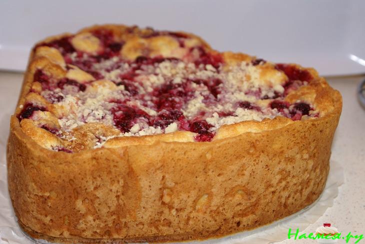 Творожный пирог с малиной и белым шоколадом