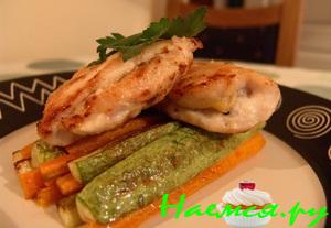 Курица с бананом на овощах