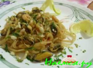 Рисовая лапша с креветками и мидиями