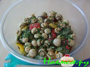 Салат с запеченными баклажанами и паприкой