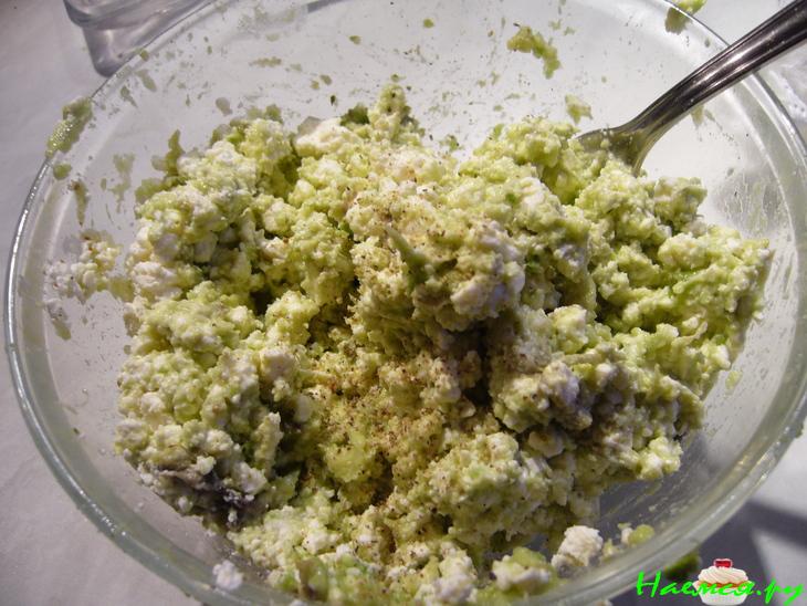 Гренки со смесью авокадо и феты