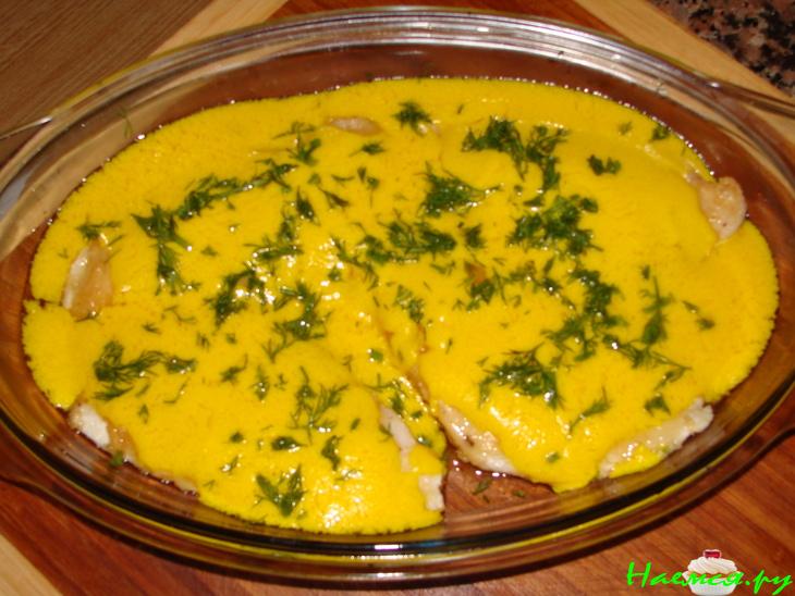 Филе морской рыбки с кунжутом под шафрановым соусом