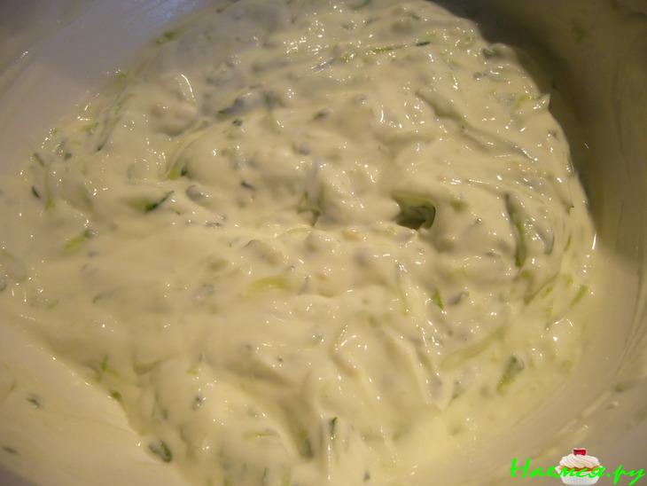 Bifteki (бифштекс) с сыром фета и соусом тцацики