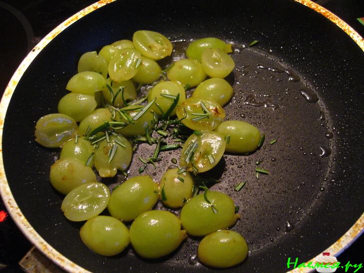 Моцарелла с виноградом и крутонами