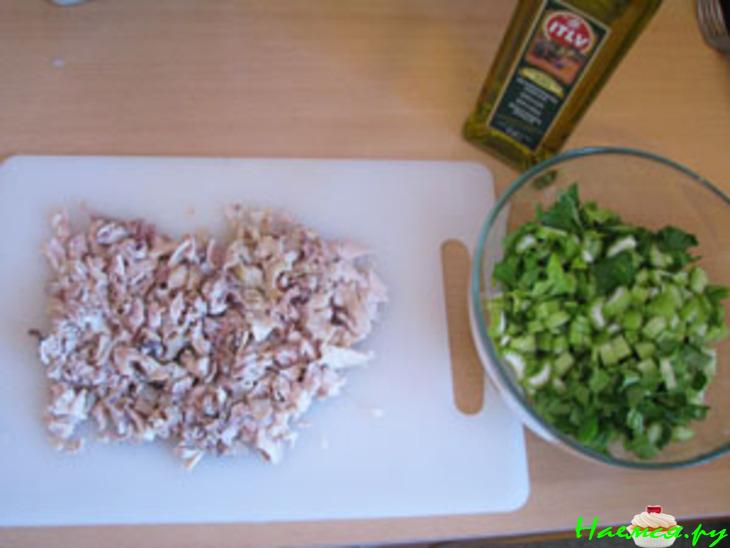 Приятный салатик из курицы и сельдерея