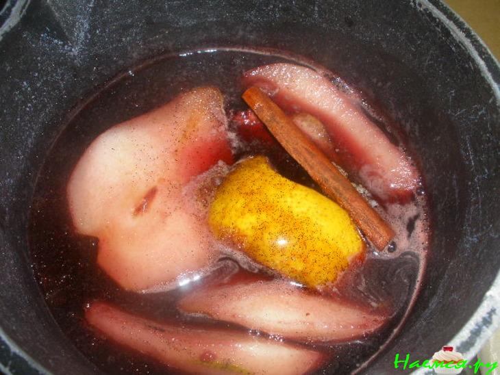 Миндальный тарт с винными грушами