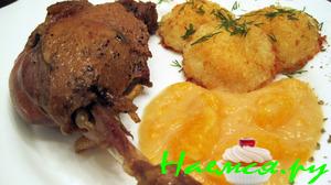 Утка "Конфи" с грушево-мандариновым соусом и картофелем