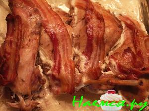 Ножки кролика запеченые под беконом с пряностями Ножки кролика запеченые под беконом с пряностями