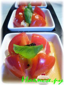 Помидоры с моцареллой, запеченные в фольге