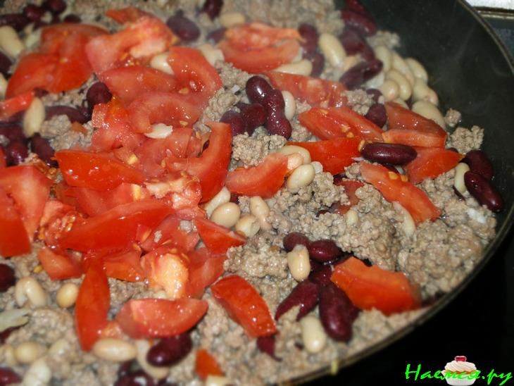 Мясная запеканка с фасолью под сырным соусом