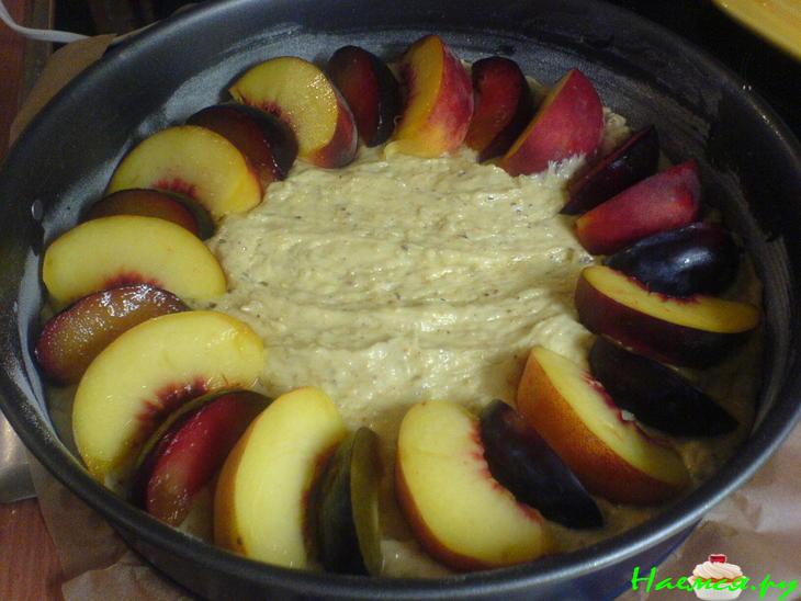Ореховый пирог со сливами и персиками
