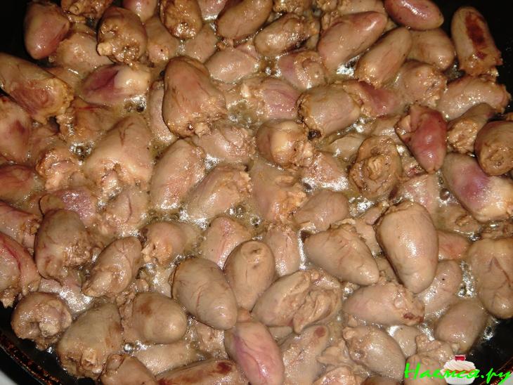 Куриные сердечки в сырном соусе