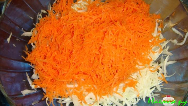 Салат из белокочанной капусты и слив