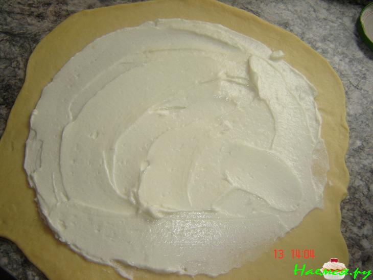 Сладкий пирожок с творогом и вишней