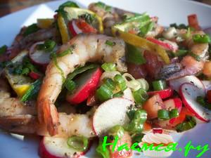 Салат с креветками и редиской