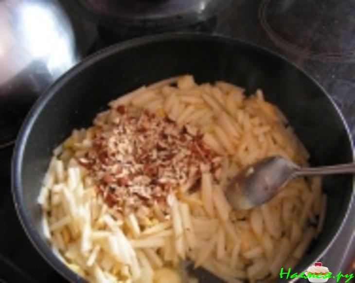 Бисквитные пирожные с грушами и с миндалем