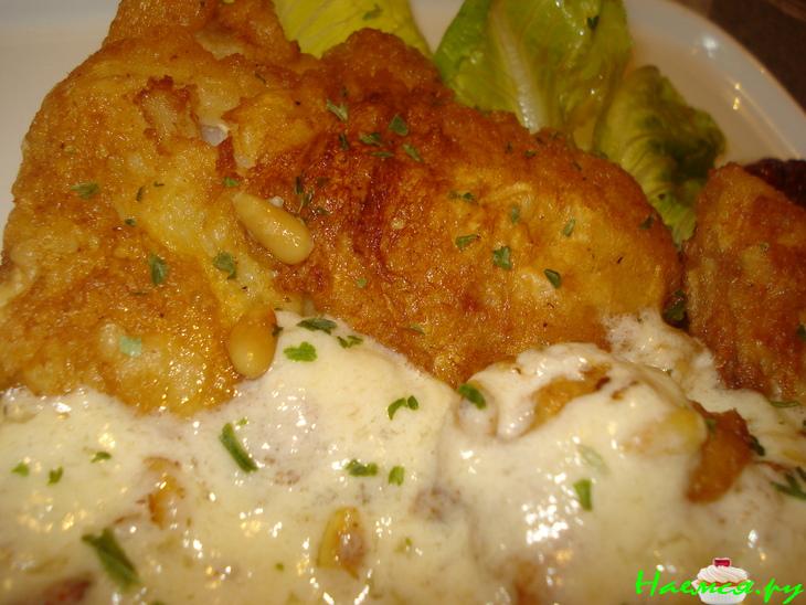 Рыба с сырным соусом и кедровыми орешками