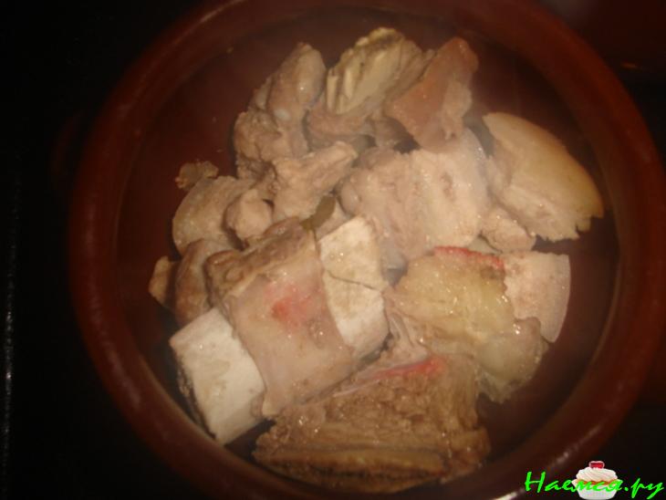 Мясо в горшочках с баклажаном