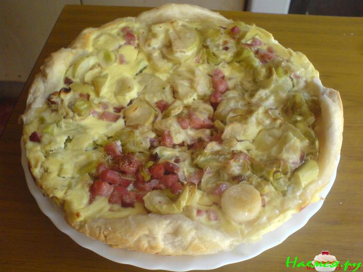 Яблочно-луковый киш с ветчиной