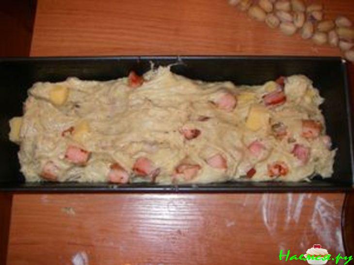 Закусочный хлеб с сыром и копченой грудинкой