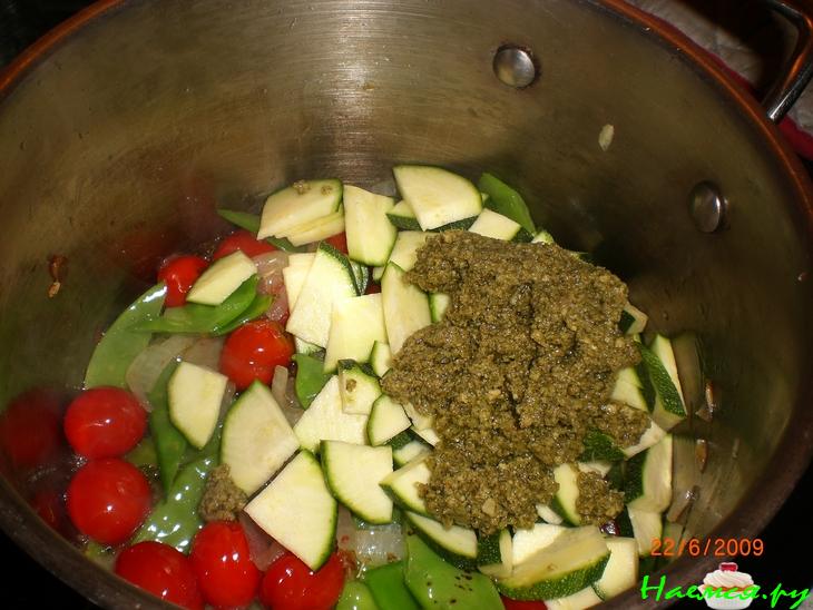 Овощной суп с белой фасолью, соусом песто и сыром пармезан