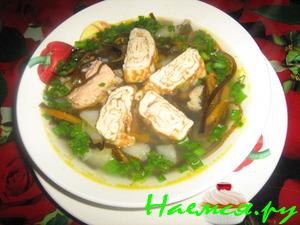 Суп с морской капустой, горбушей и яичными рулетиками