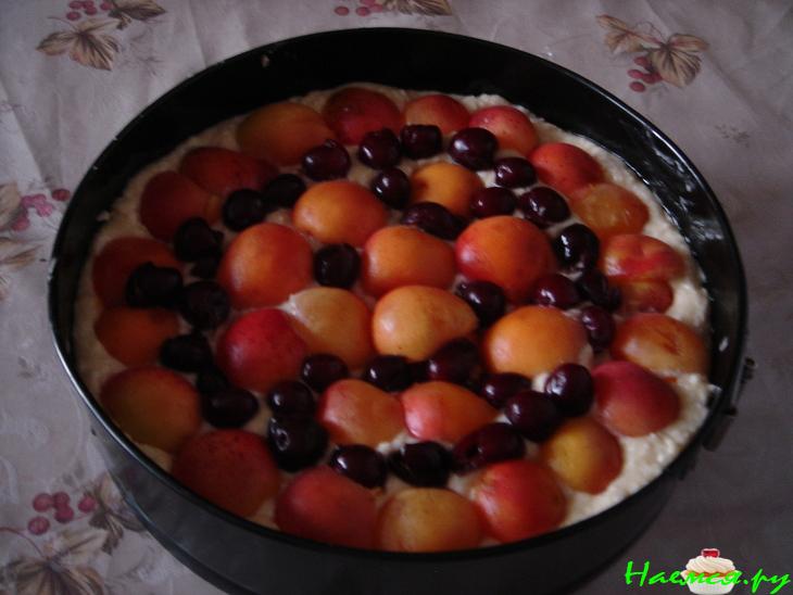 Творожно-абрикосовый пирог с черешней