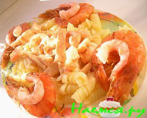 Спиральки под сливками с креветками и нежным рулетом