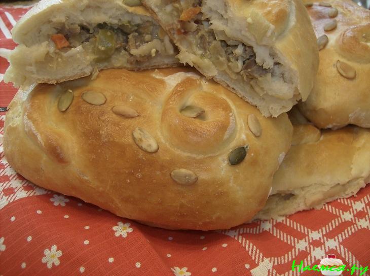 Мини-кулебяки с индейкой и тушенной капустой