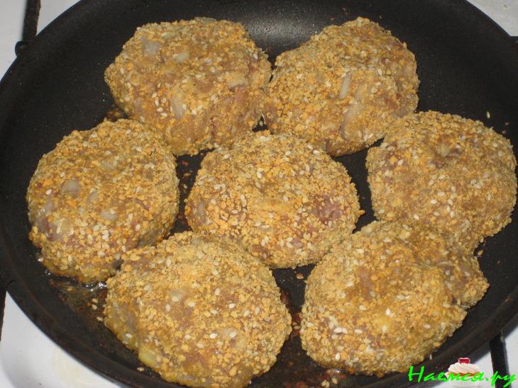 Котлеты из конины в кунжуте
