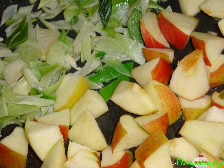 Густой суп со свининой и яблоками