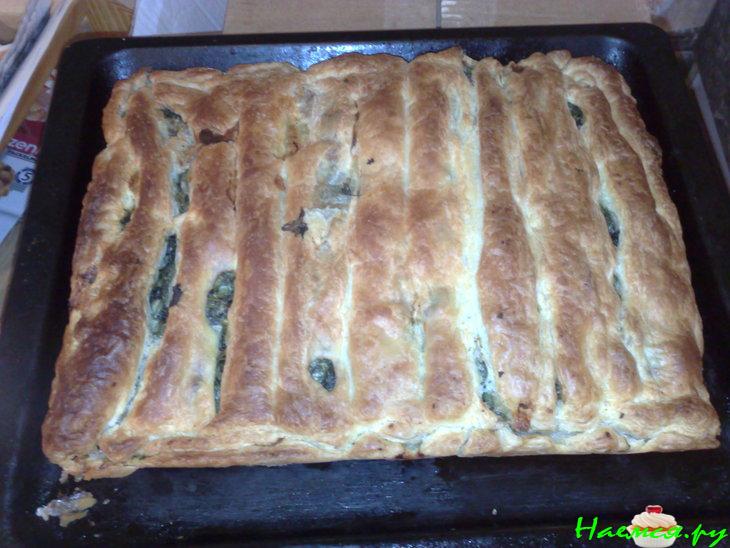 Слоеный пирог со шпинатом и сыром сулугуни