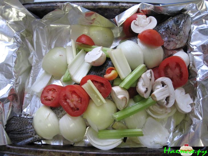 Форель под овощами