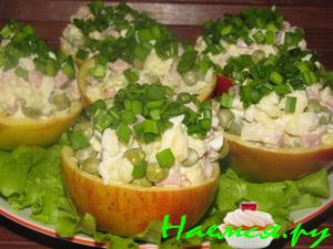 Яблоки, фаршированные салатом