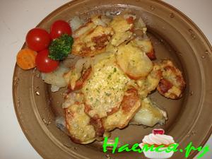 Картофель запеченный с вином и луком с сырной корочкой