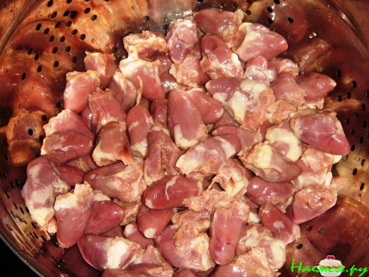 Куриные сердечки в сырном соусе